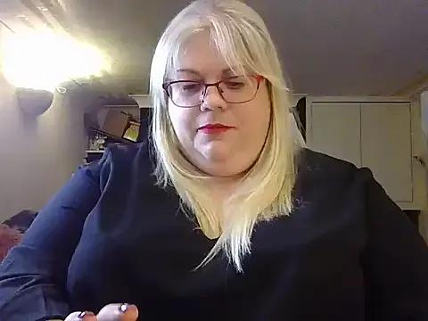 Kinkyhousewife83 from StripChat