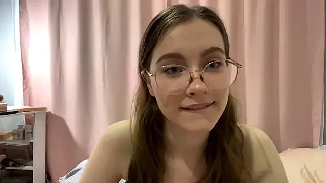 Kira_Sanders from StripChat is Freechat