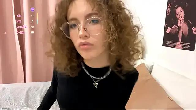 Kira_Sanders from StripChat is Freechat