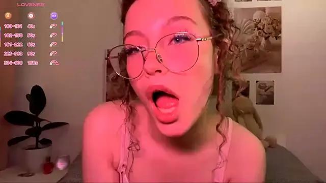 Kira_Sanders from StripChat is Freechat