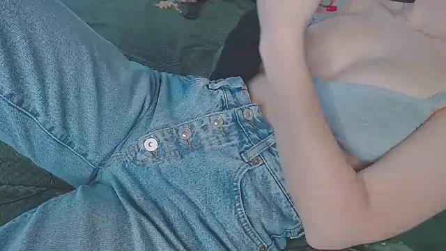 Kiradoll27 from StripChat is Freechat