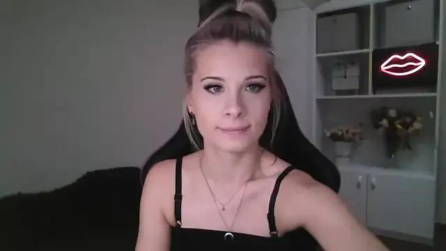 KristineGlow from StripChat is Freechat
