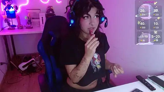 larah_uwu from StripChat