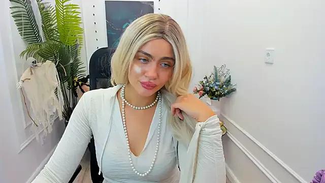 LeslieMineg from StripChat is Freechat