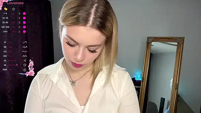 Lil_Elisa from StripChat is Freechat