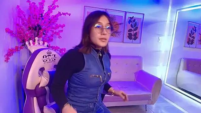 Lili_scott from StripChat is Freechat