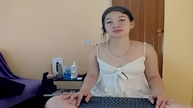lilimini032 from StripChat