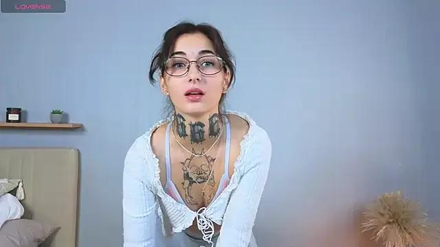 LisaDeVil from StripChat is Freechat