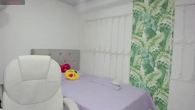 littlee_red from StripChat is Freechat