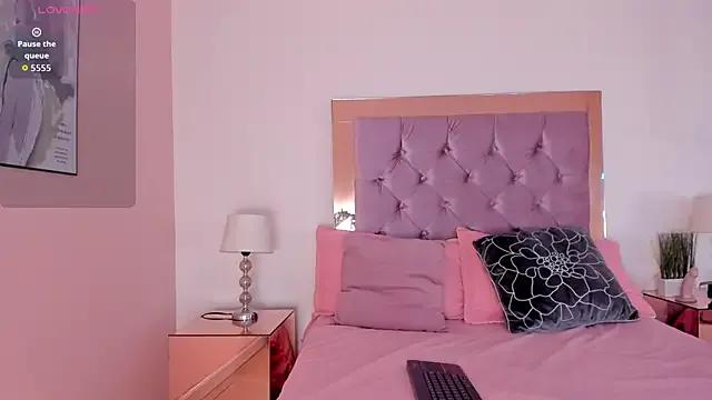 Lou_Castelli from StripChat is Freechat