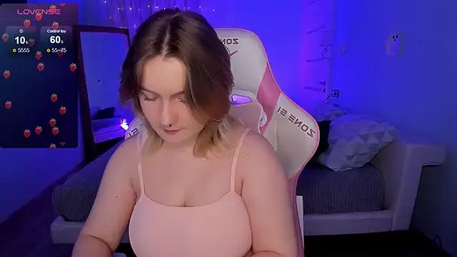 lovelyy_julia from StripChat is Freechat