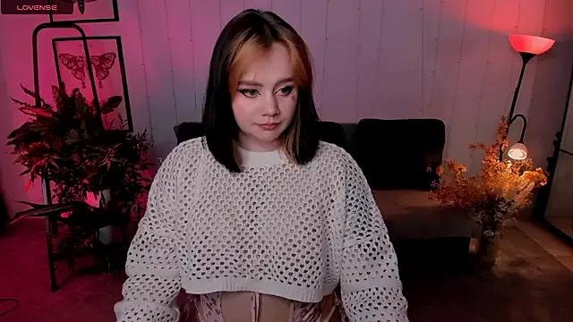 lunaalli from StripChat is Freechat