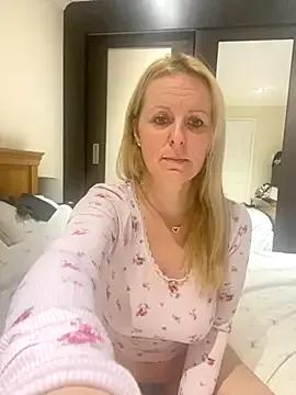 madamlillyrose from StripChat is Freechat