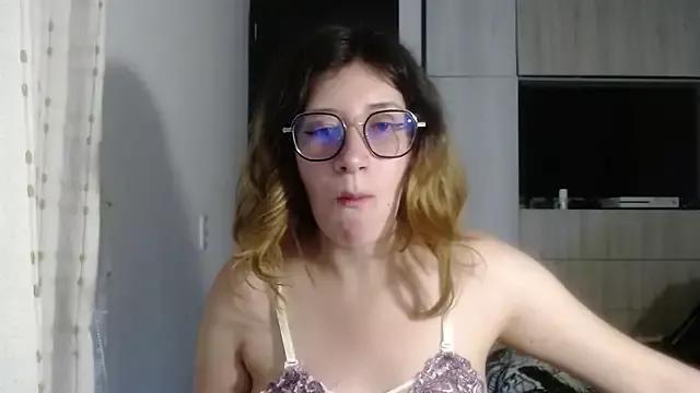 mariana124- from StripChat is Freechat