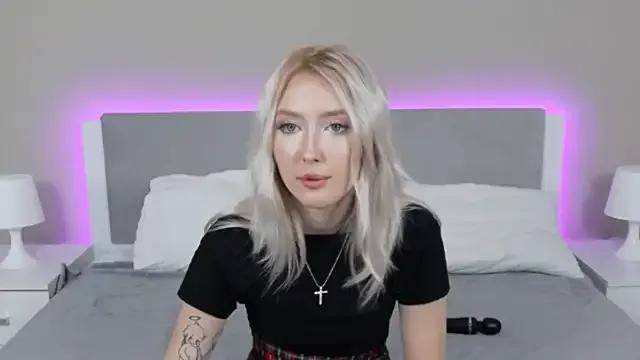 MarianeSun from StripChat is Freechat