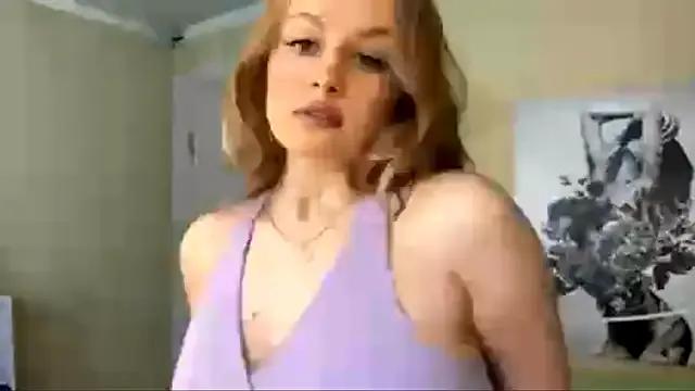 MichelleeeHot from StripChat is Freechat