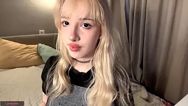 Milkmoriee from StripChat is Freechat