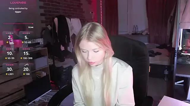 mollydollka from StripChat is Freechat