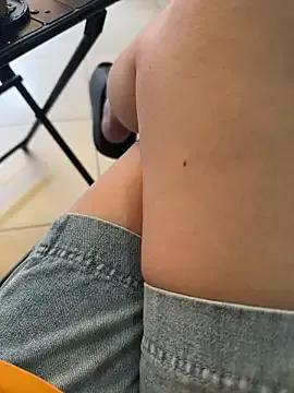 Mores1_Squirt from StripChat is Freechat