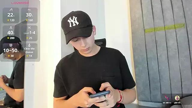 noah_walter_ from StripChat is Freechat