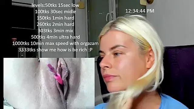 queenofthenighttt from StripChat is Freechat
