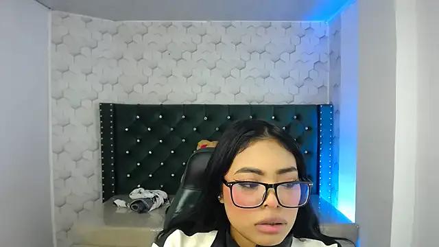 Sarah_evansm from StripChat is Freechat