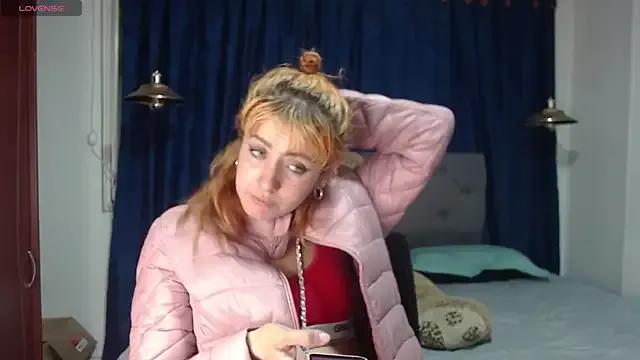 sarah_lovesu from StripChat is Freechat