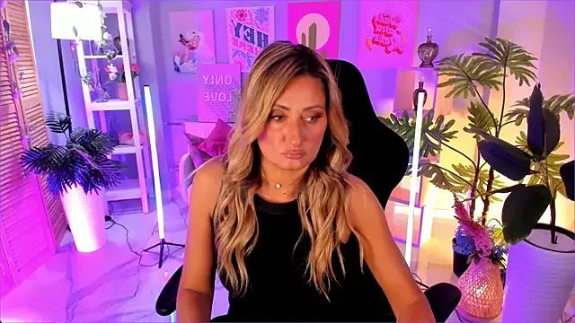 SarahAlluring from StripChat is Freechat