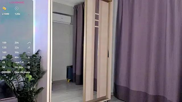 SaraShine_ from StripChat is Freechat