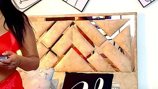 Selenegomezz from StripChat is Freechat