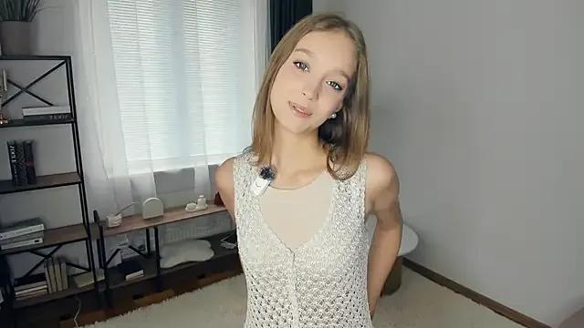 SerrenaAa from StripChat is Freechat