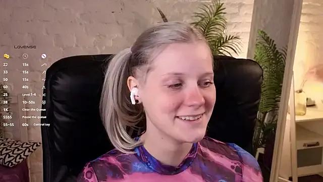 ShineJoan from StripChat is Freechat