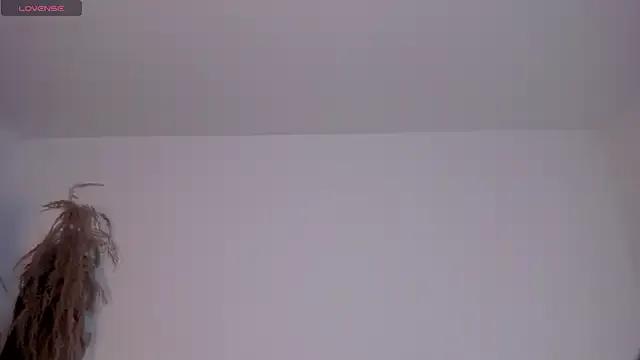 VenusCooper from StripChat is Freechat