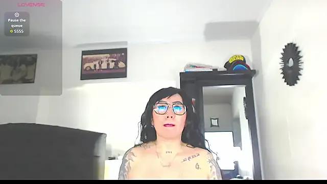 Vicky_hotmilf from StripChat is Freechat
