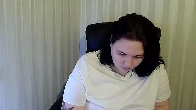 XLisaBlueXsS from StripChat is Freechat