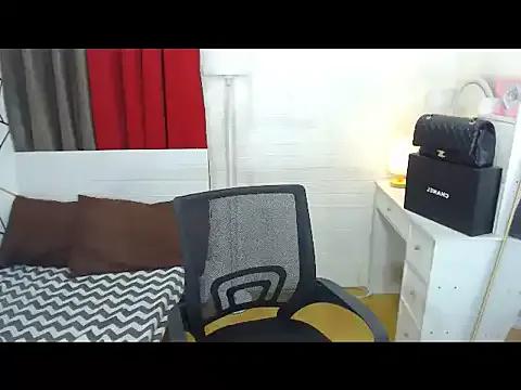 XxWildTsClaraHugeCockxX from StripChat is Freechat